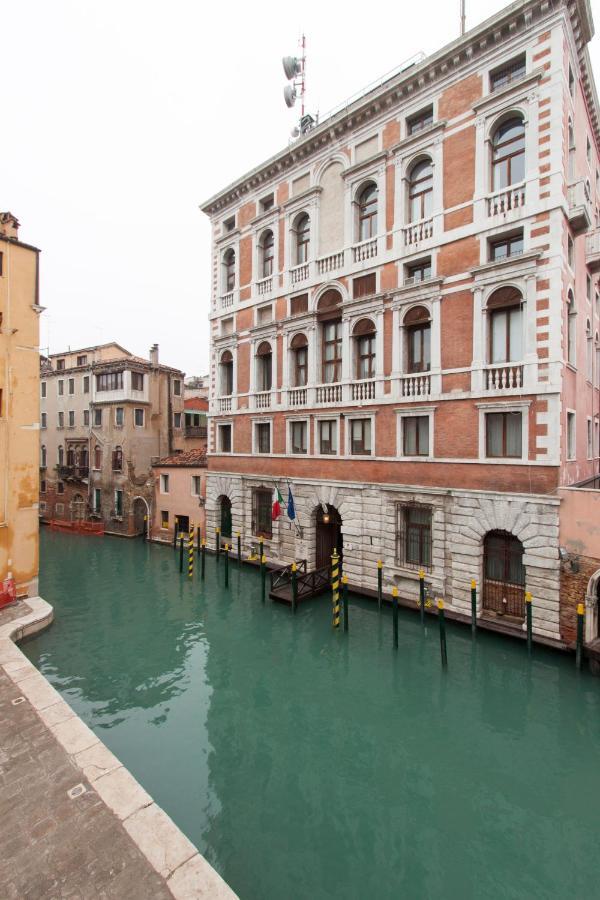 Explore Venice From A Sophisticated Hideaway In San Polo Exterior foto